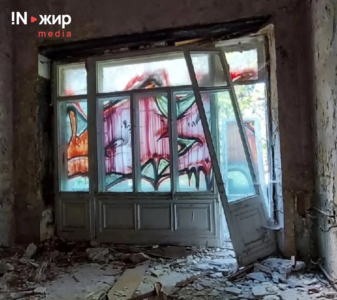На фото: особняк Мельцера. Всередені вибиті двері та вікна.